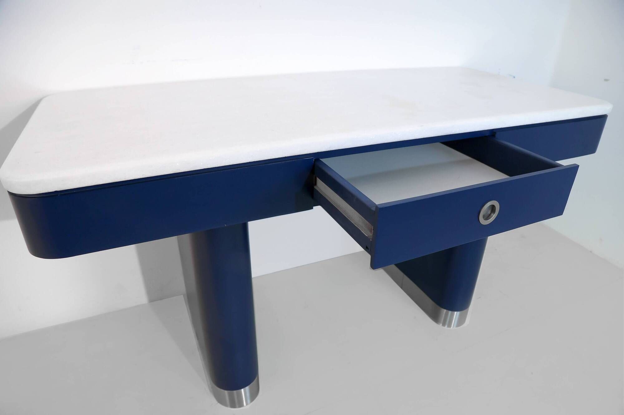 Table bleue vintage de style moderne du milieu du siècle avec plateau en marbre blanc