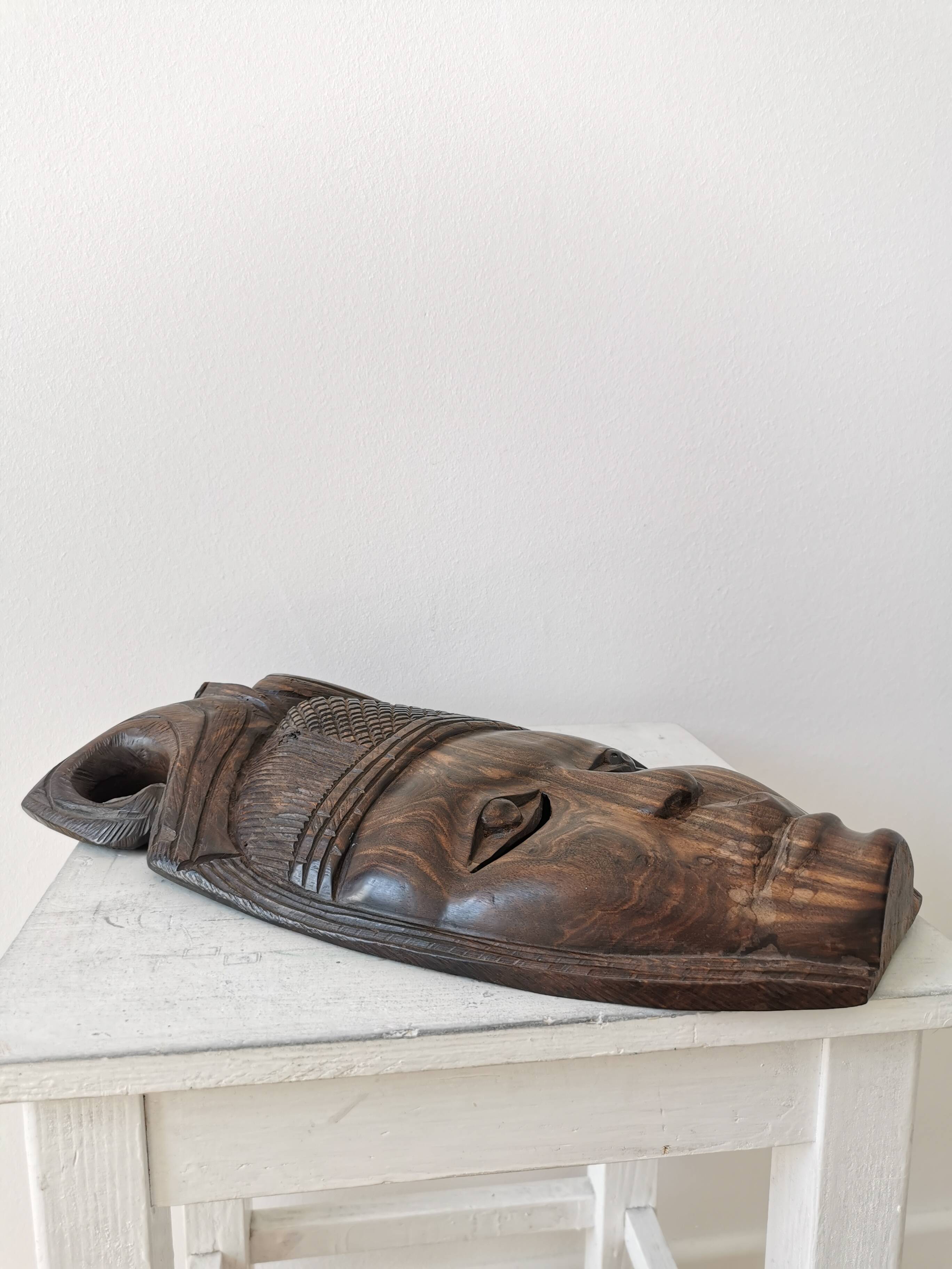 Masque en bois africain sculpté à la main vintage : décoration murale tribale