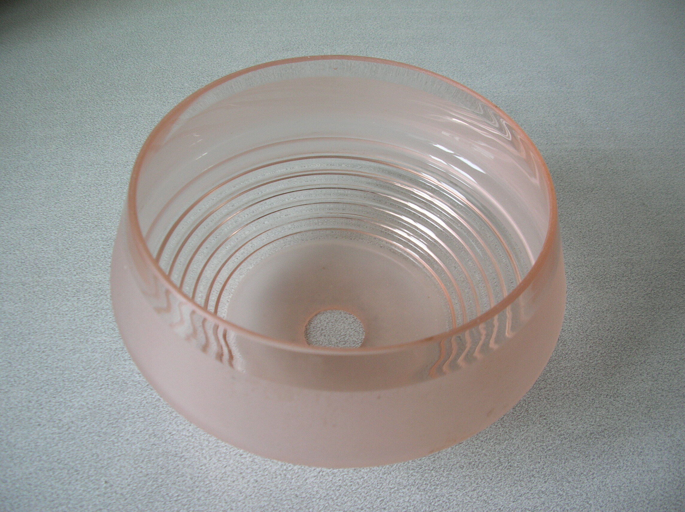 Ancien abat-jour globe en verre rose perlé