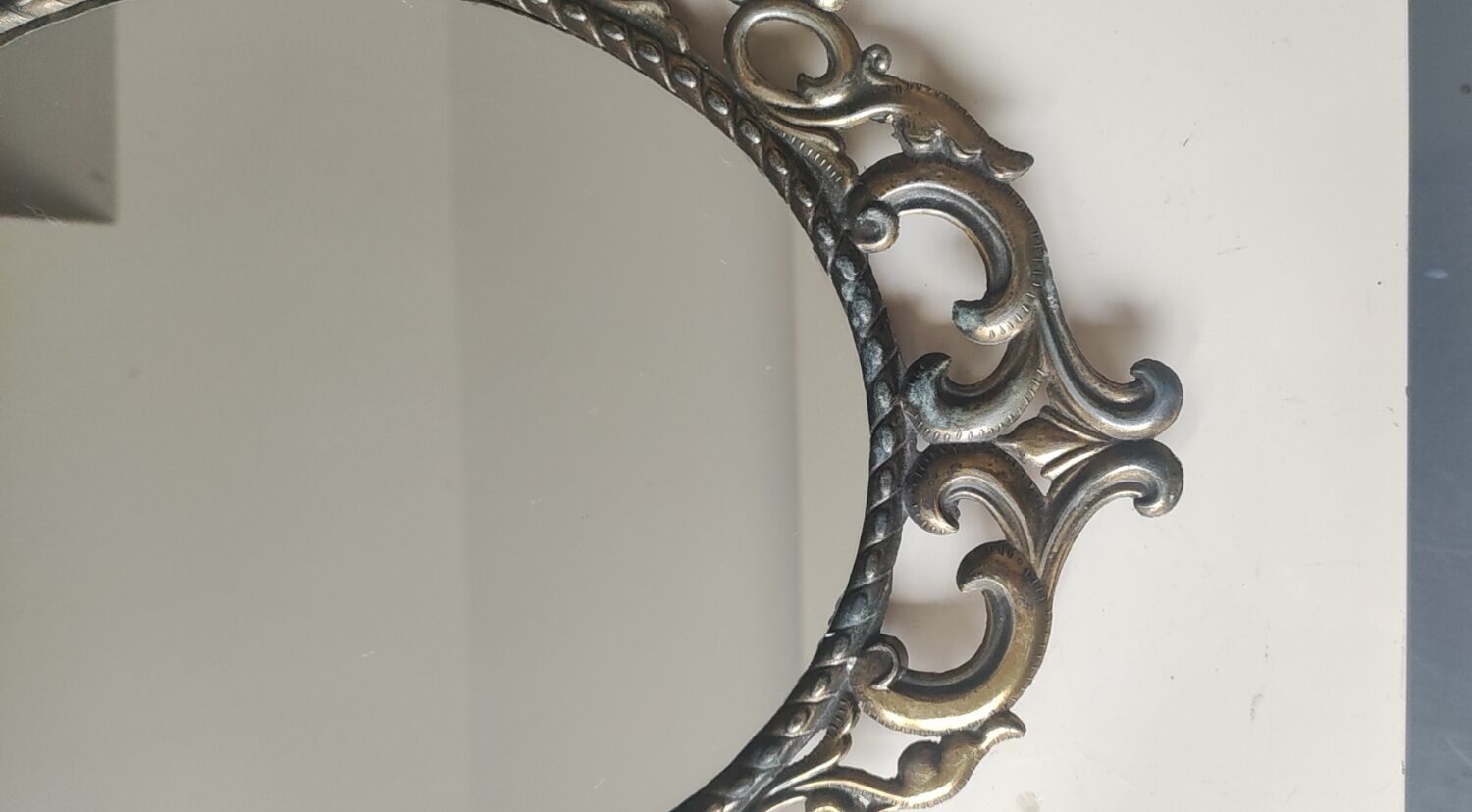 Antique oval mirror in Baroque/Rococo style. Made of gilded spelter. Dimensions: 42 x 31 cm