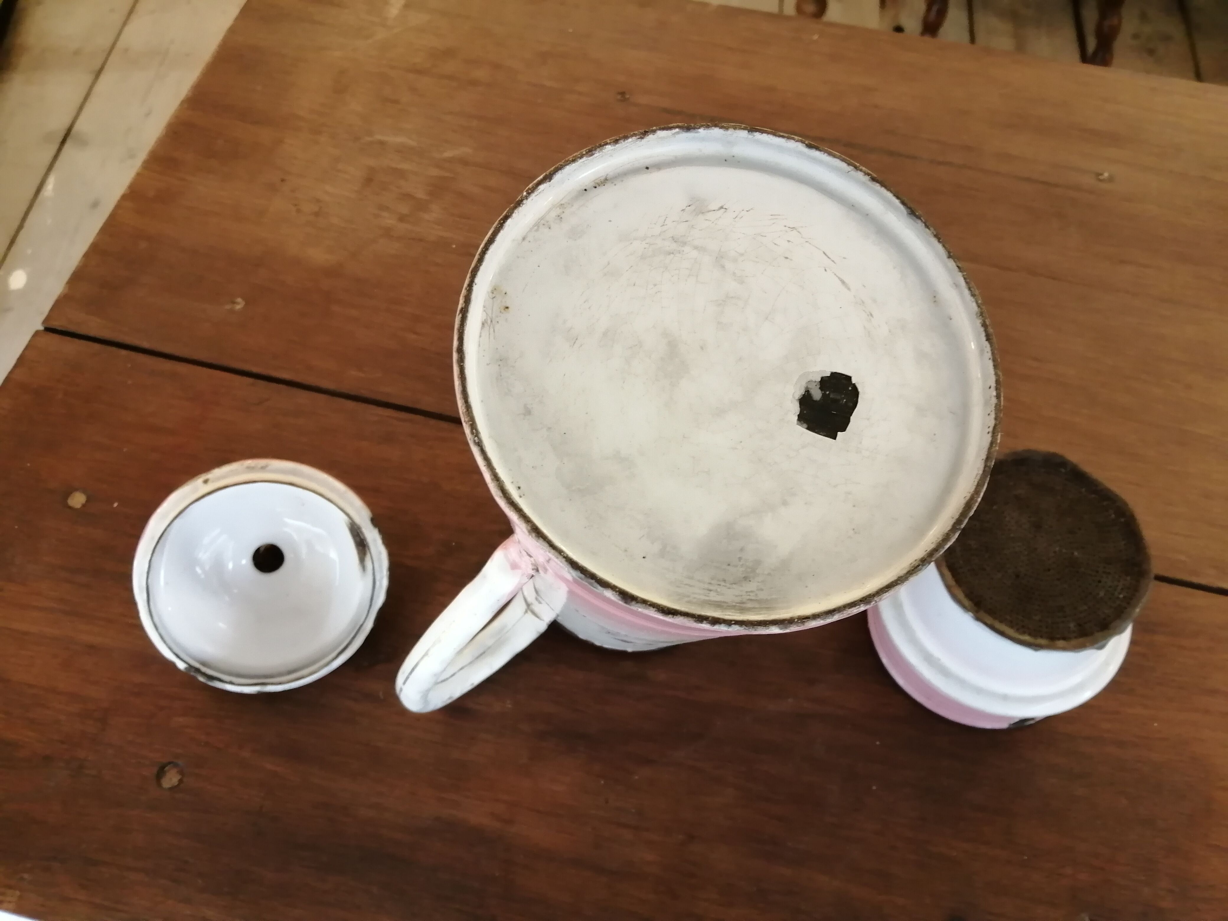 Enamelled sheet metal coffee maker with floral decoration