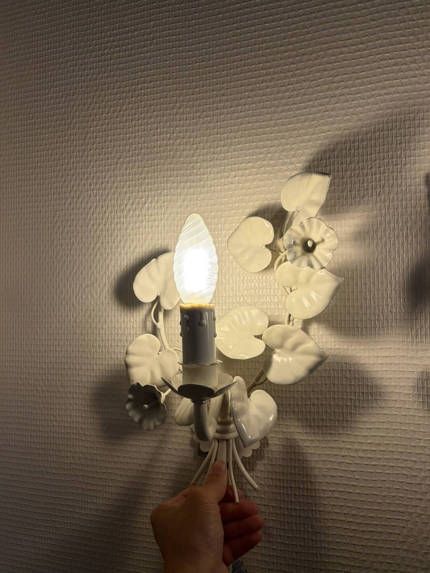 Pair of vintage floral wall sconces in white metal – Florentine style