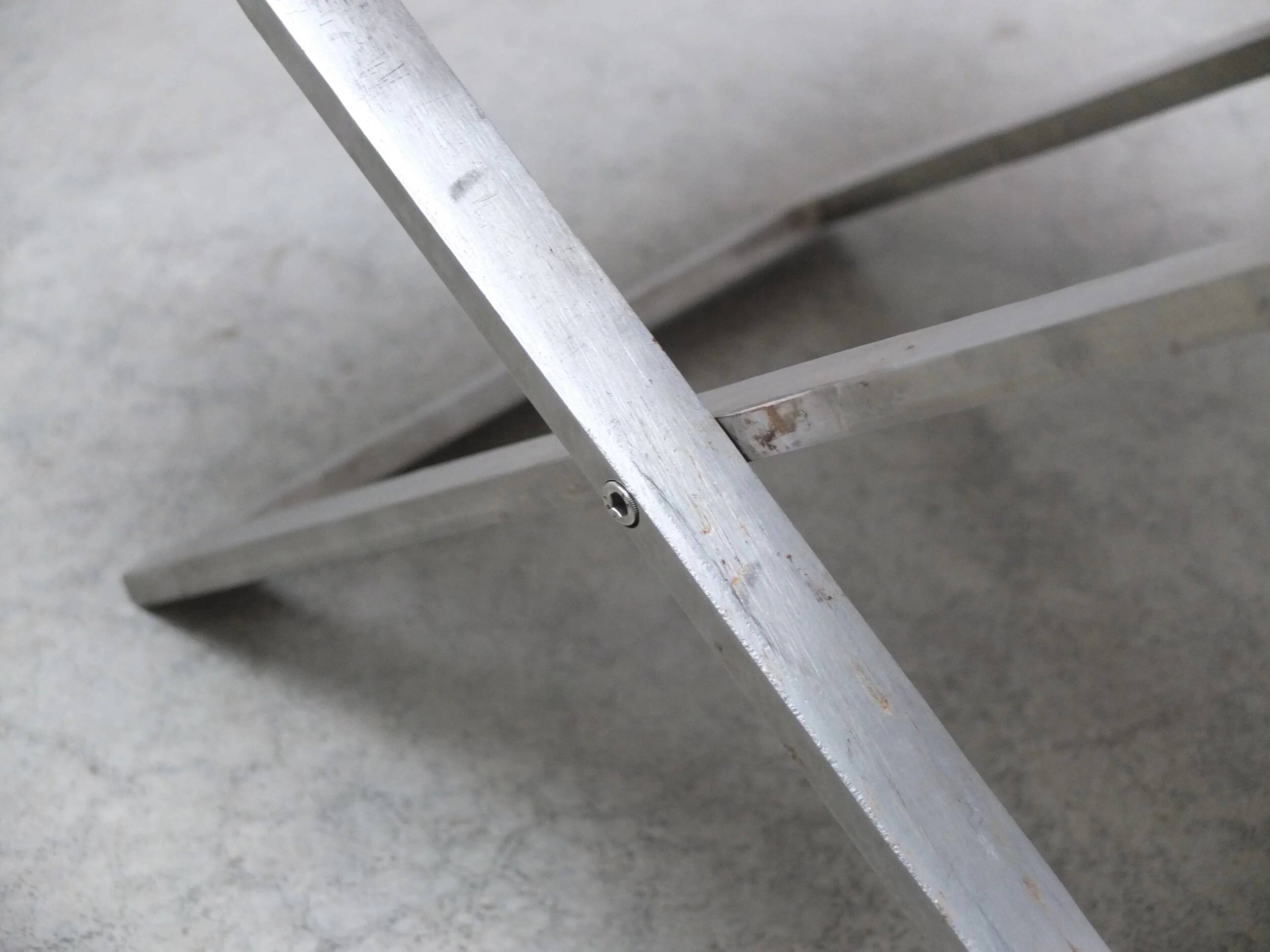 Tabouret pliant en cuir cognac et acier par Michael Christensen, années 1960.
