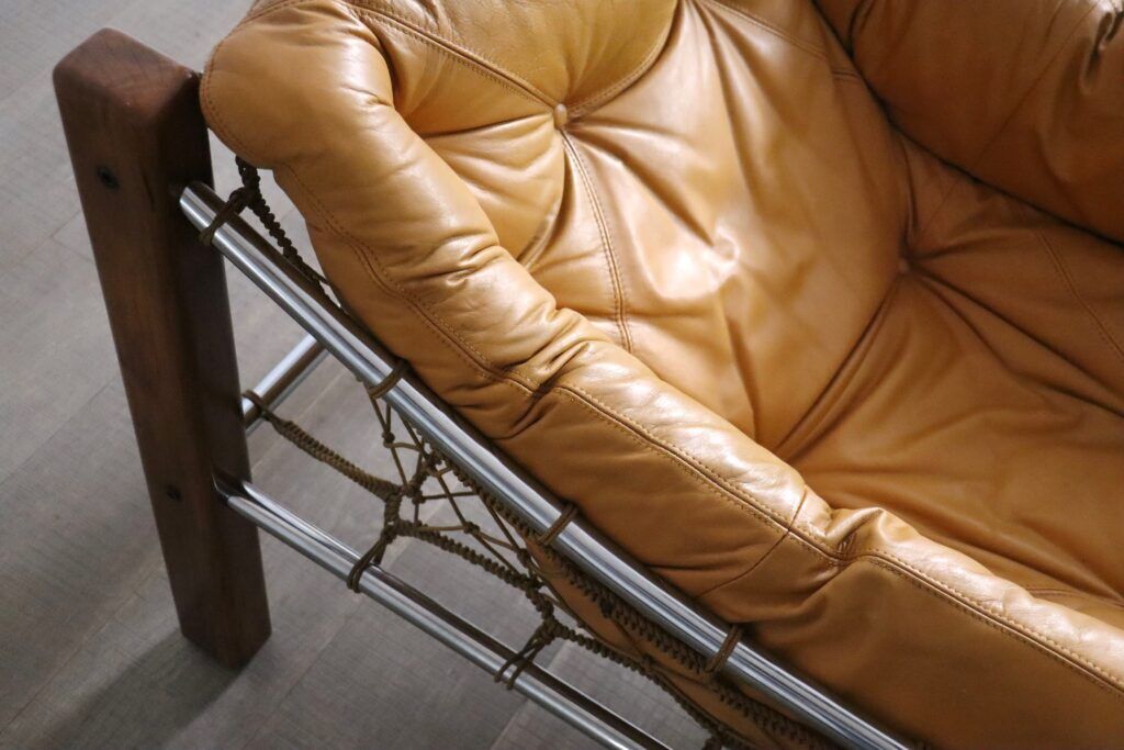 Fauteuil Amazonas avec repose-pieds en cuir cognac par Jean Gillon Brésil