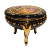 Tripod box in Blue porcelain gallant scene