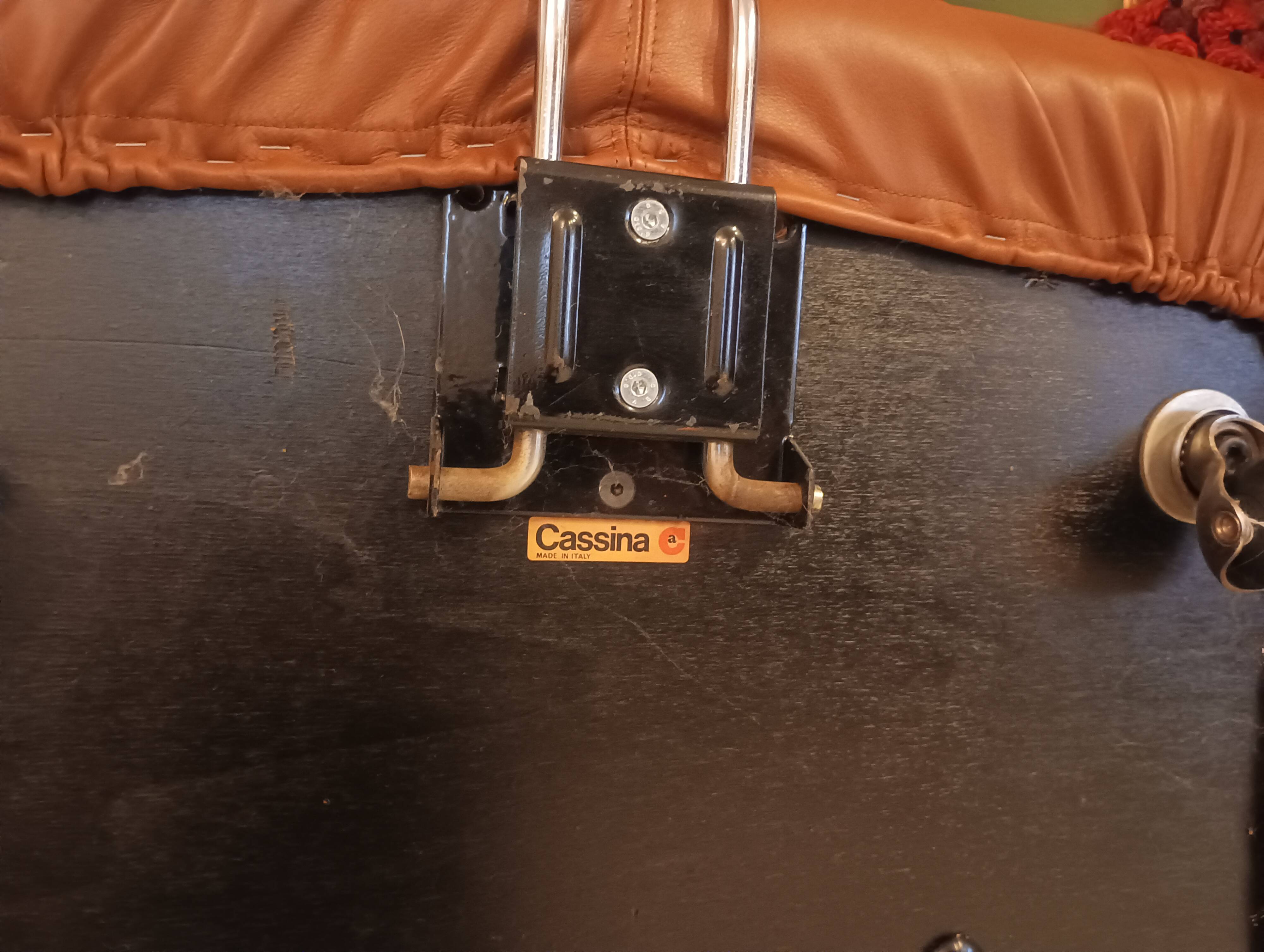 Cassina Soriana sofa for 4 people and 1 Soriana armchair for Cassina.