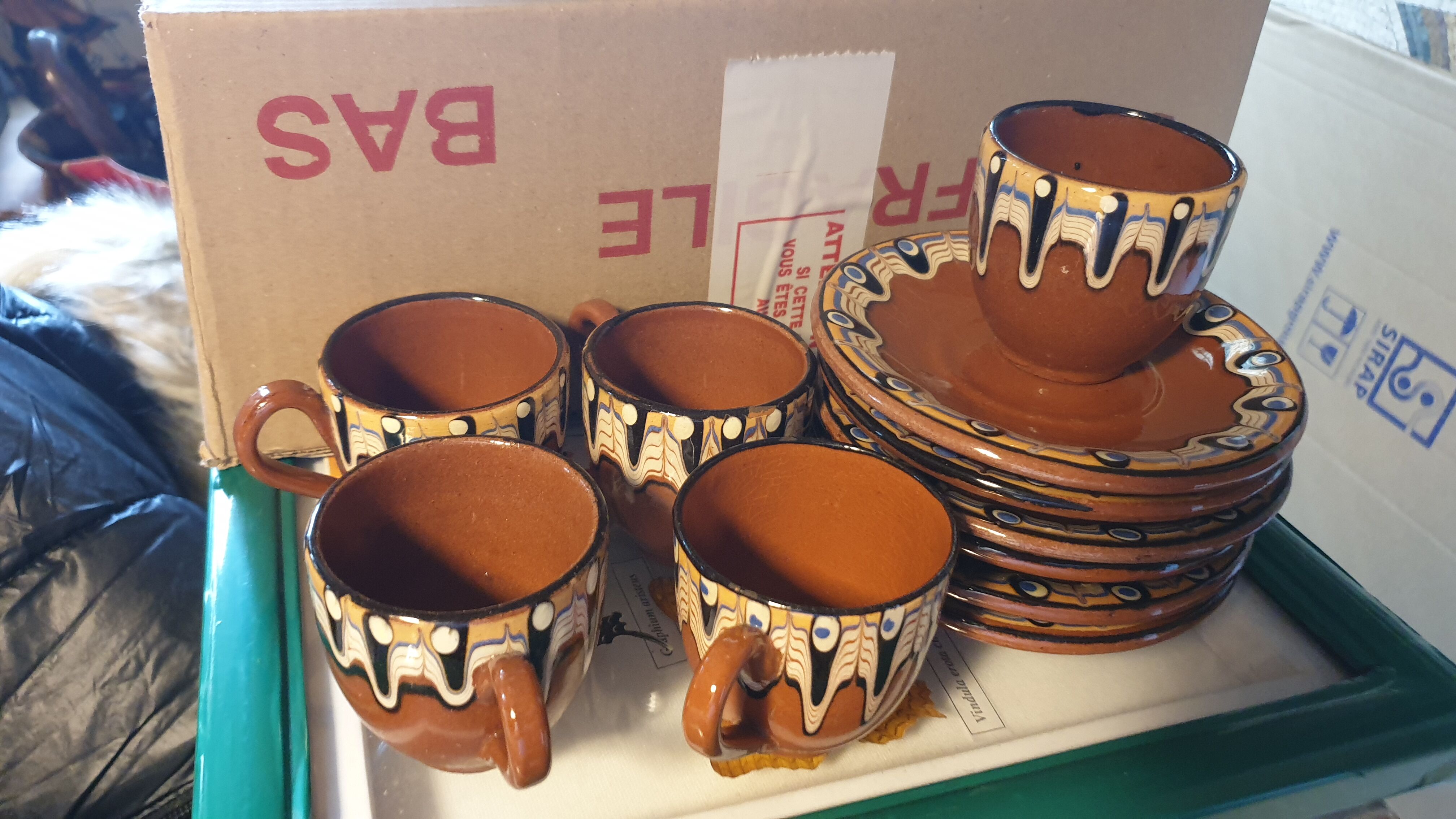 Terracotta service decorated with psychedelic drips