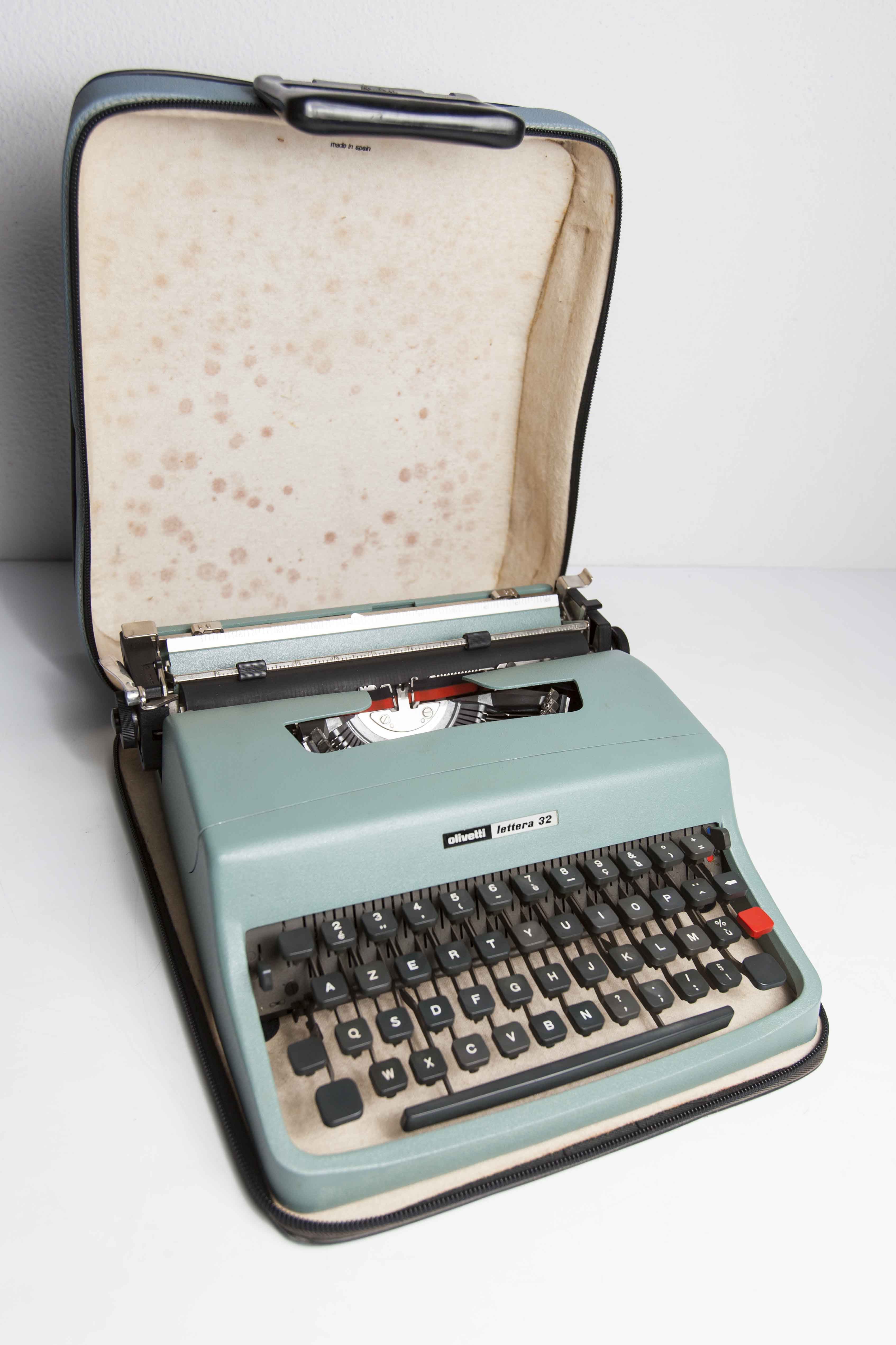 Olivetti Lettera 32 typewriter revised and new ribbon