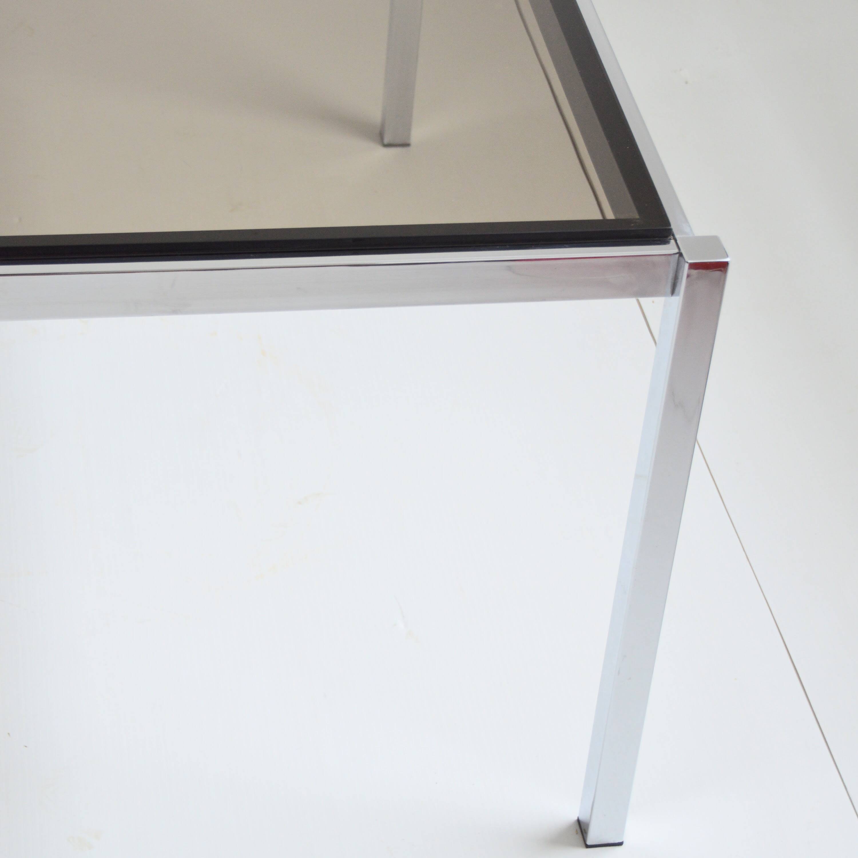 Table à manger chrome et verre fumé Milo Baughman – 1970 – Italie