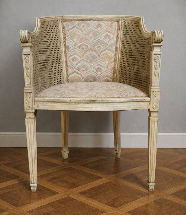 Fauteuil de bureau de style Louis XVI en bois laqué, cannage et tissu