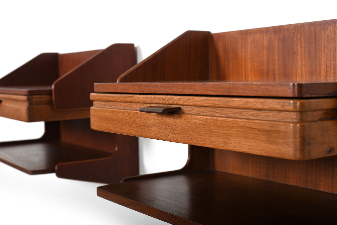 Paire de tables de nuit flottantes danoises des années 1950 en chêne et teck