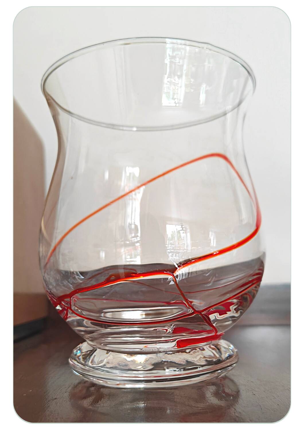 Vase vintage en verre soufflé de style Murano avec tourbillons rouges