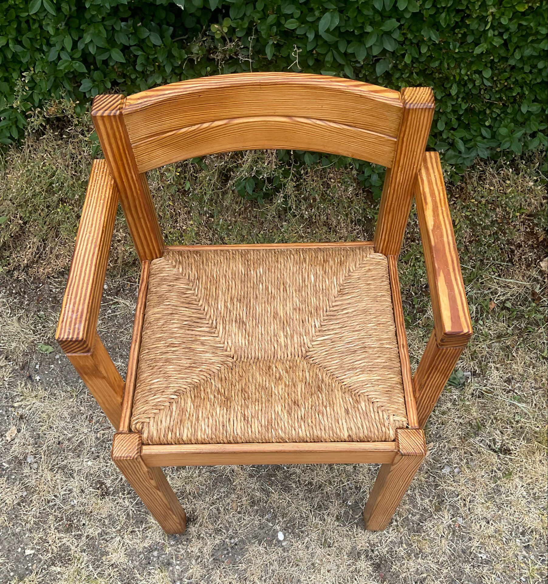 Brutalist chair in solid pine with a straw seat from the 1970s.