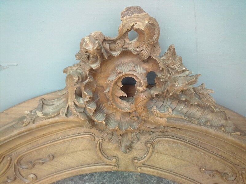 Pediment Louis XV in carved wood shell dating from the 1930 in walnut