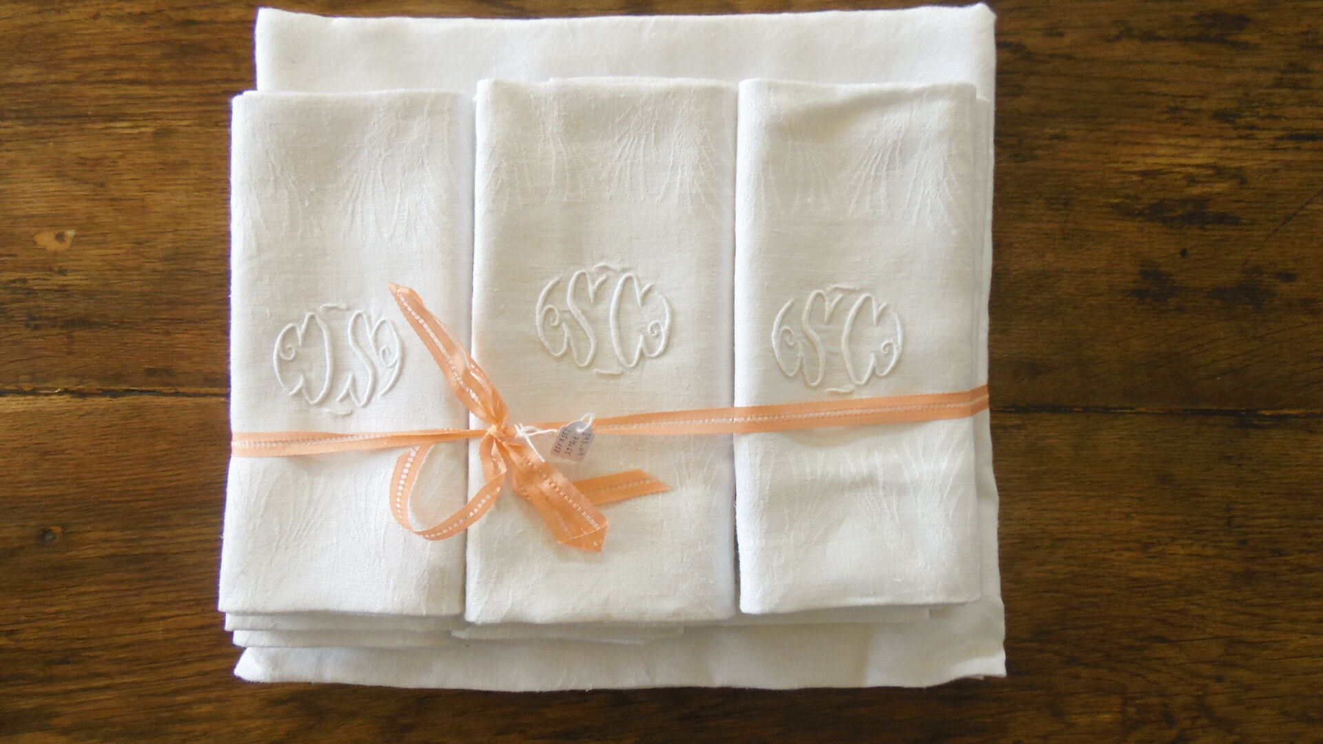 Nappe damassée et ses 12 serviettes brodé monogramme SC damas floral