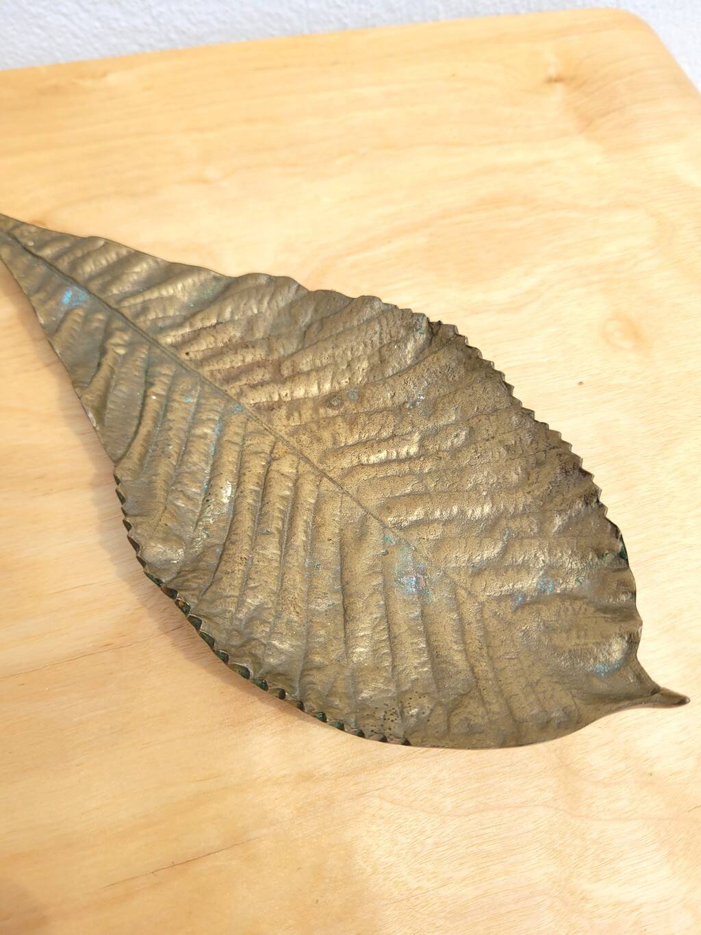 Bronze leaf-shaped pocket emptier