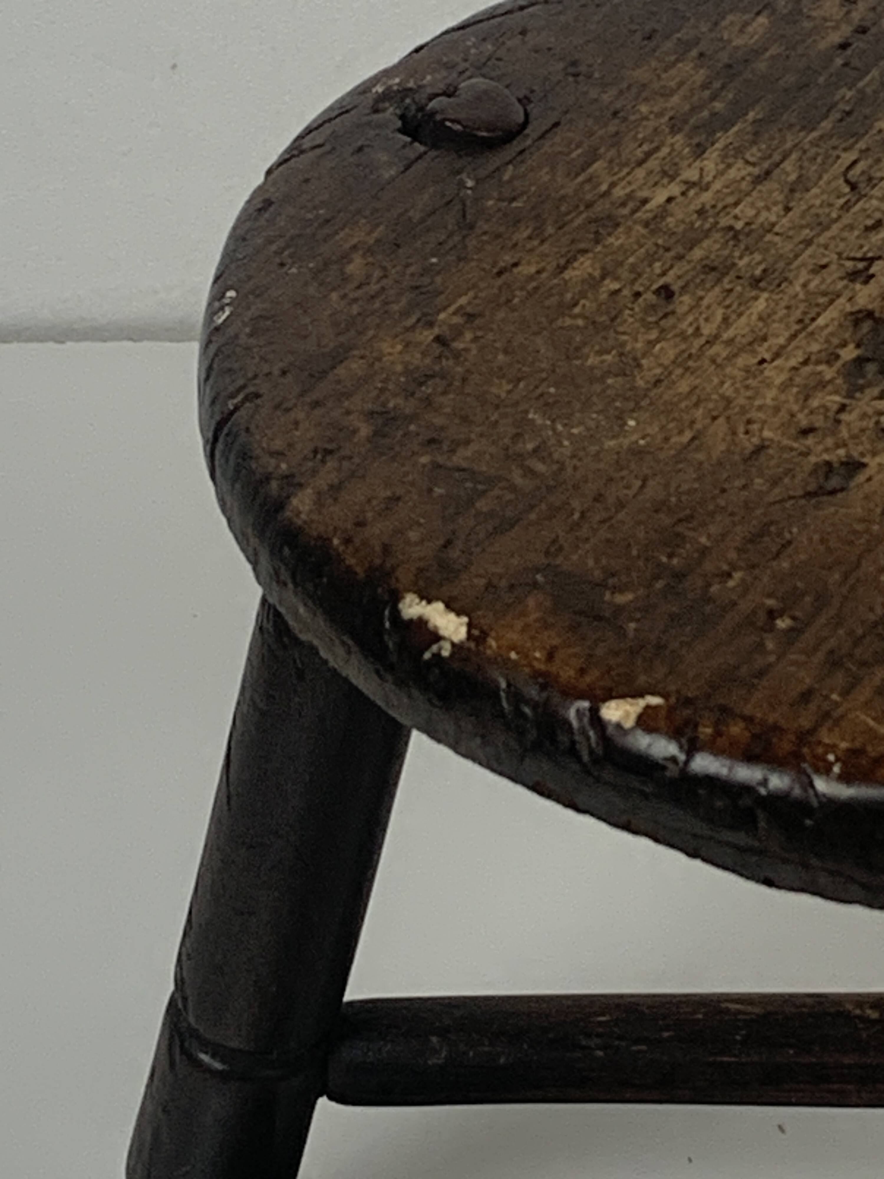 Tabouret tripode en bois ancien pour couteliers, bijoutiers et ouvriers