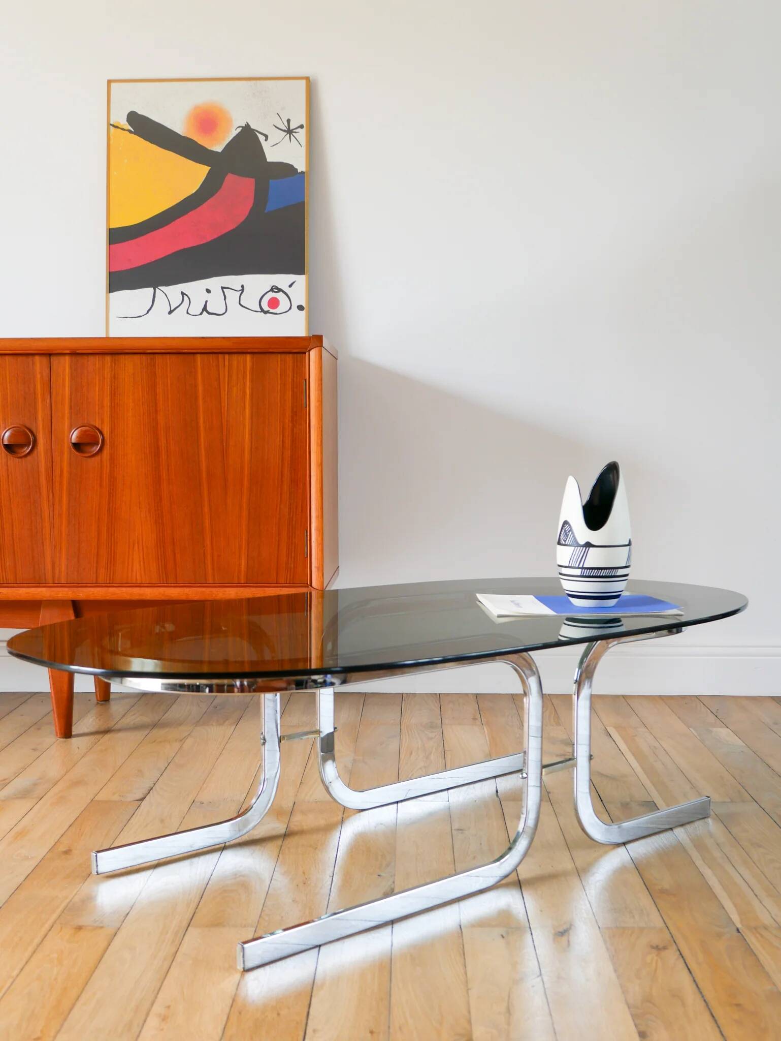Oval coffee table in smoked glass and chrome, original double S design base, 1970.