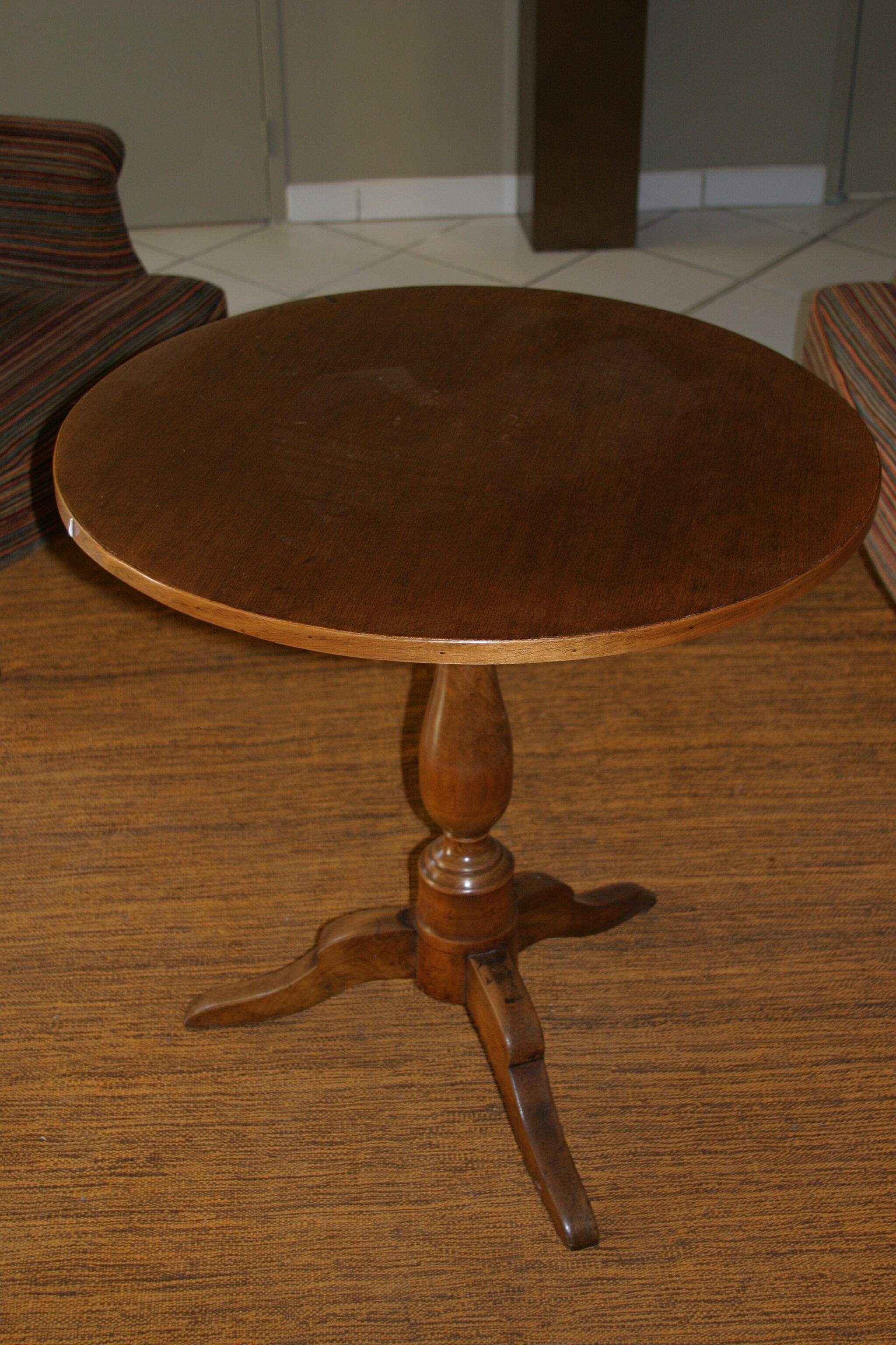 Swivel side table in fruit wood