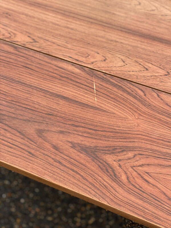 Table basse relevable en bois brut, restaurée