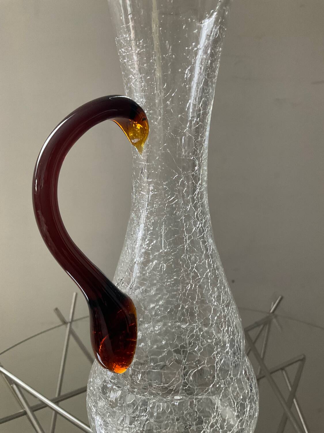 Pichet vintage en verre craquelé et ambré