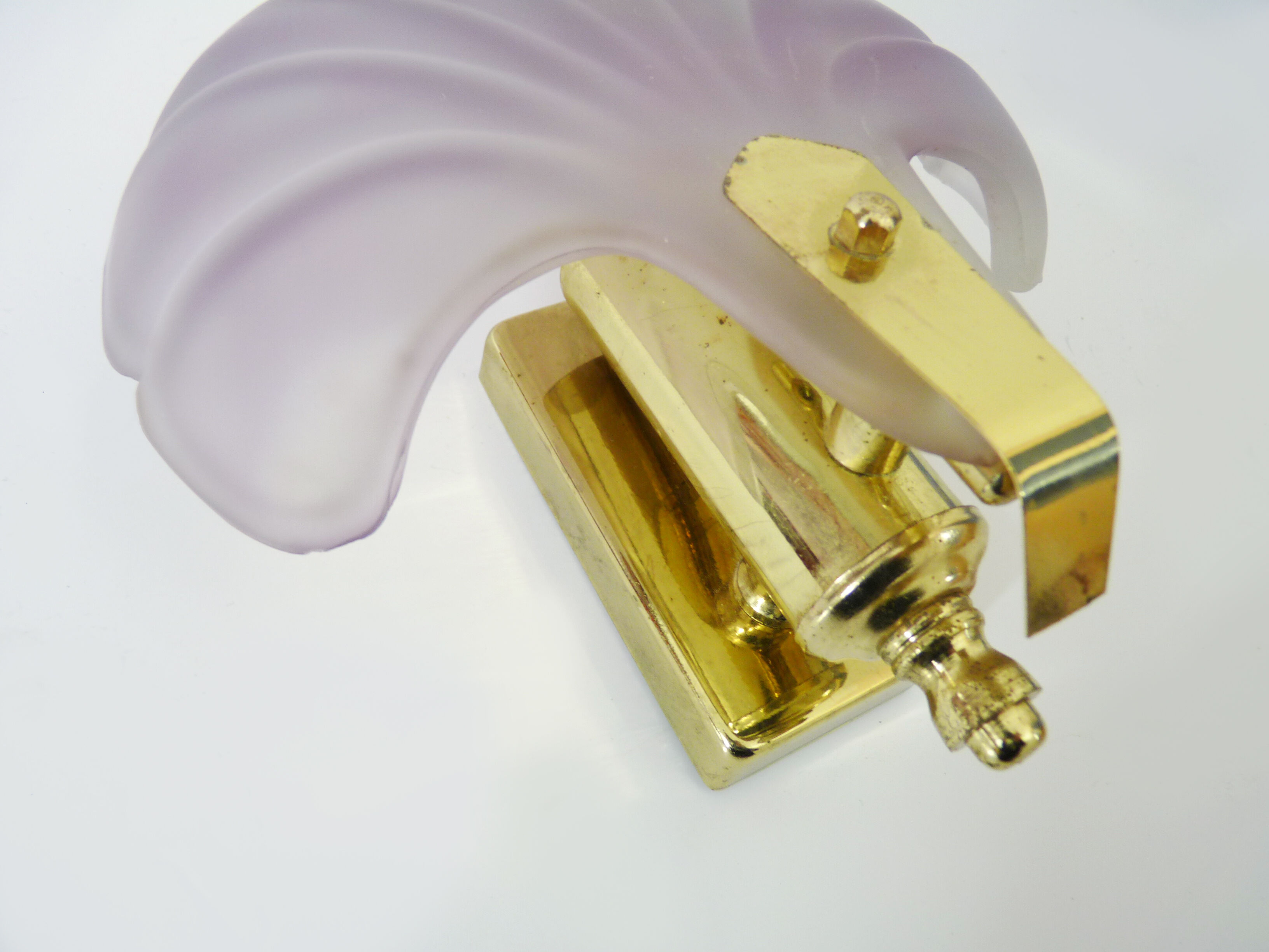 Wall wall lamp shell in pink scribbled glass, gilded metal and brass. Year 70