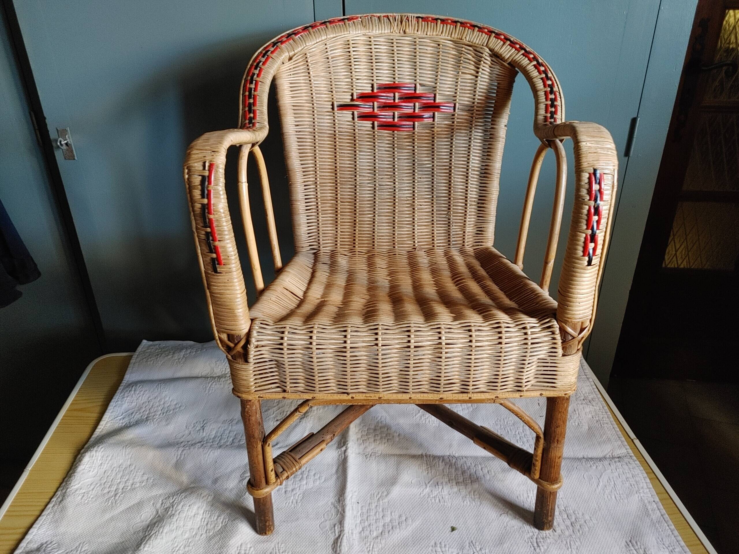 Ancien fauteuil / chaise d'enfant vintage des années 60 en osier / rotin