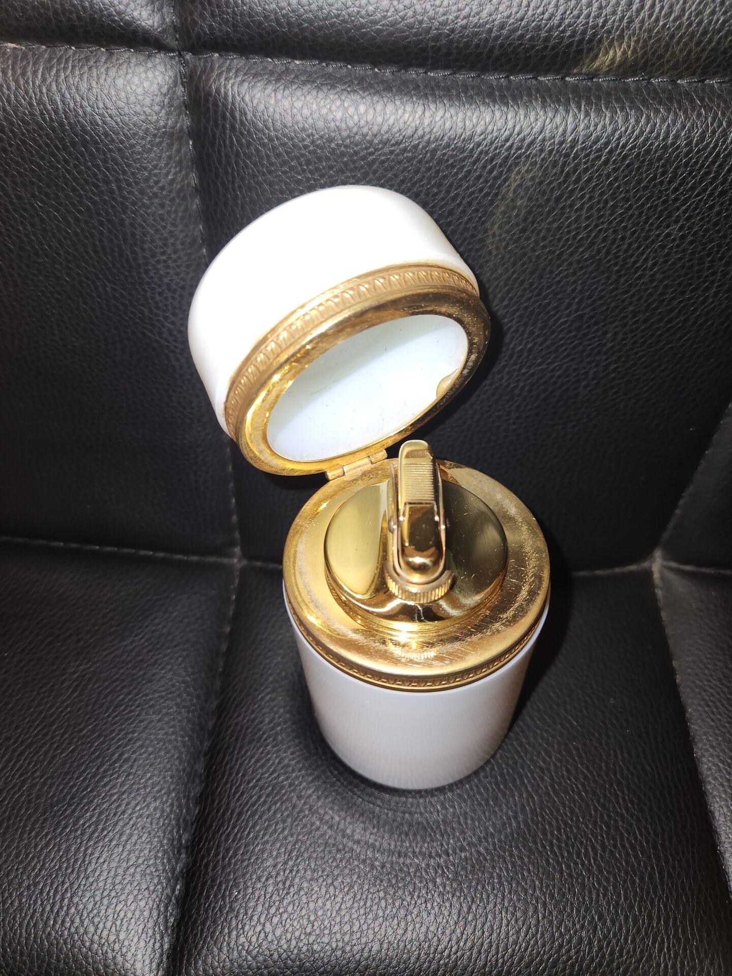 Collectible lighter in white opaline