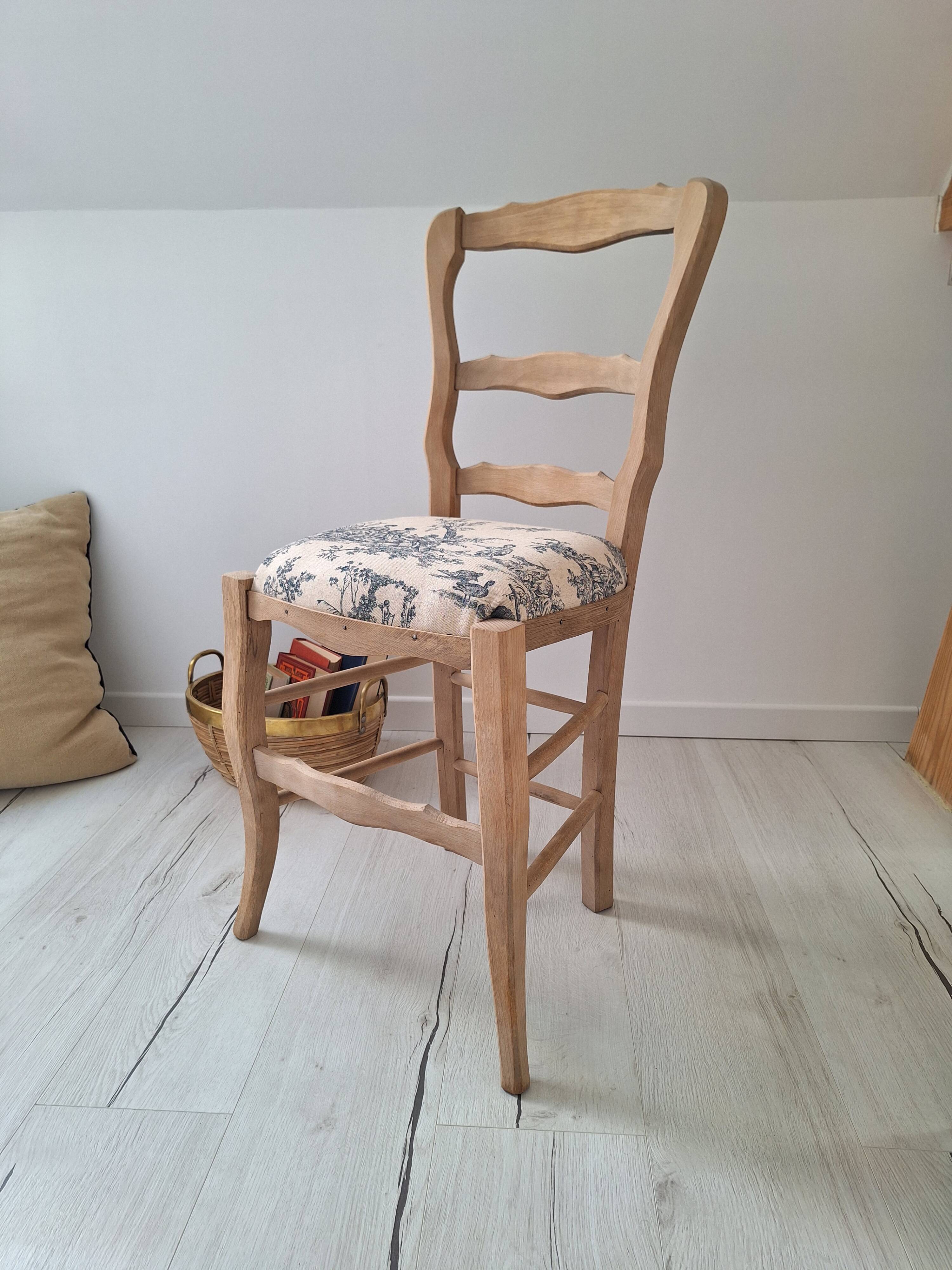 Country chair in blue toile de Jouy