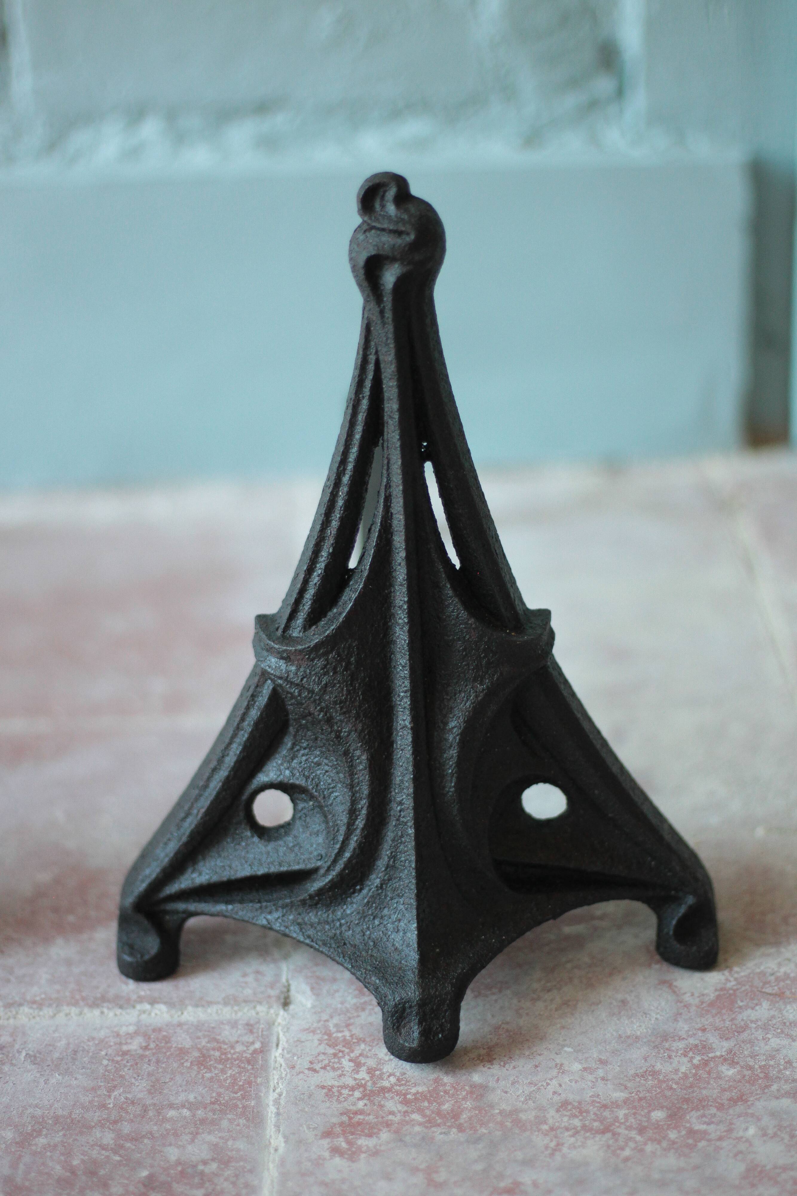 Art Nouveau pair of andirons in cast iron in the style of Hector Guimard, decor.