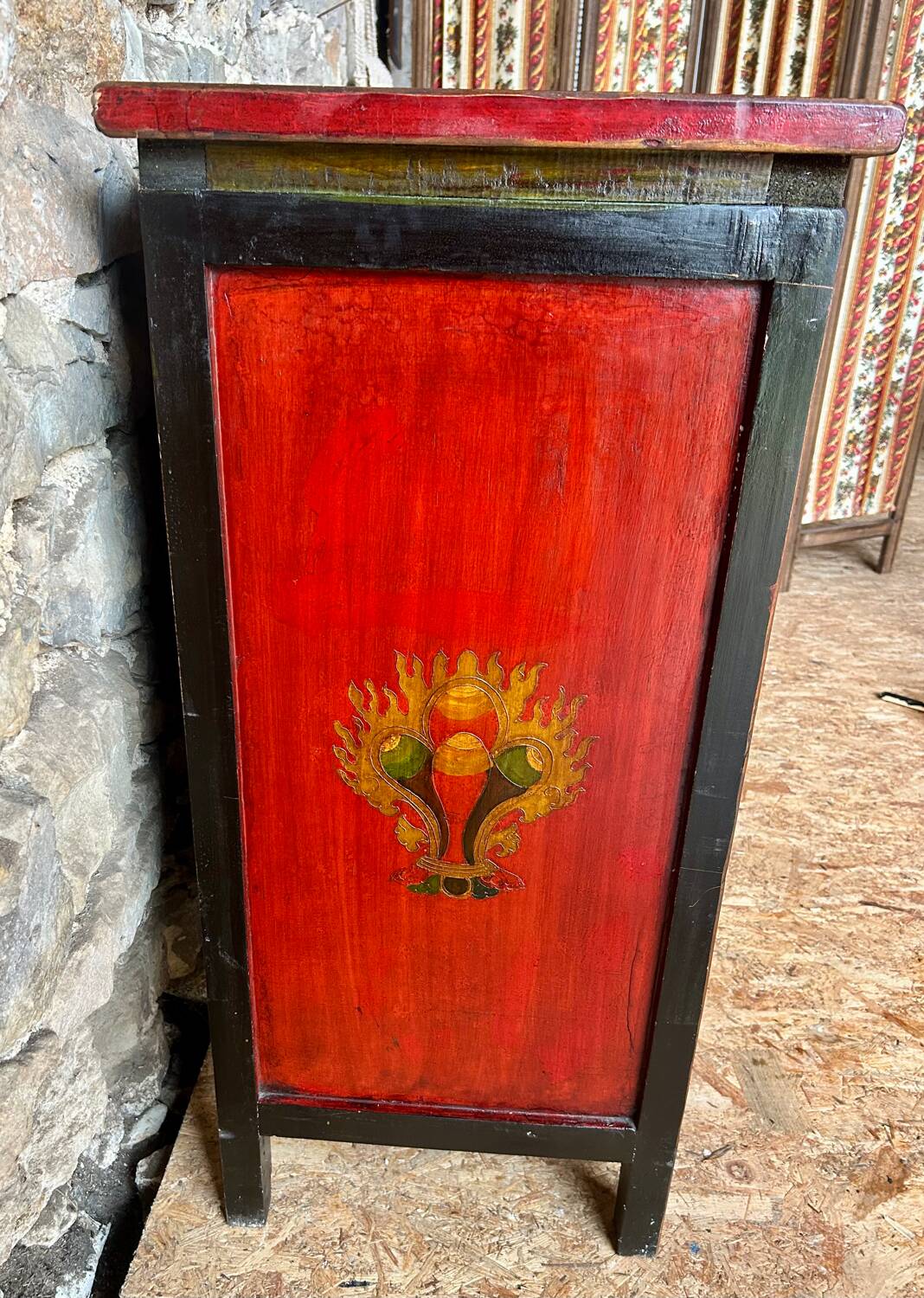 Buffet tibétain ancien peint à la main
