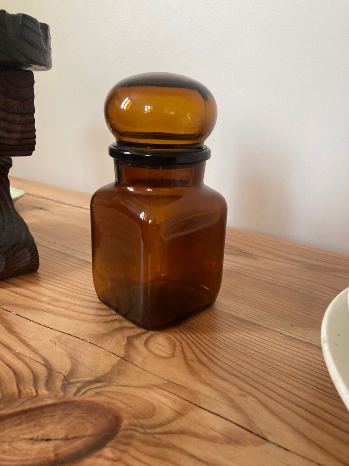 Old apothecary bottle in brown glass / jar