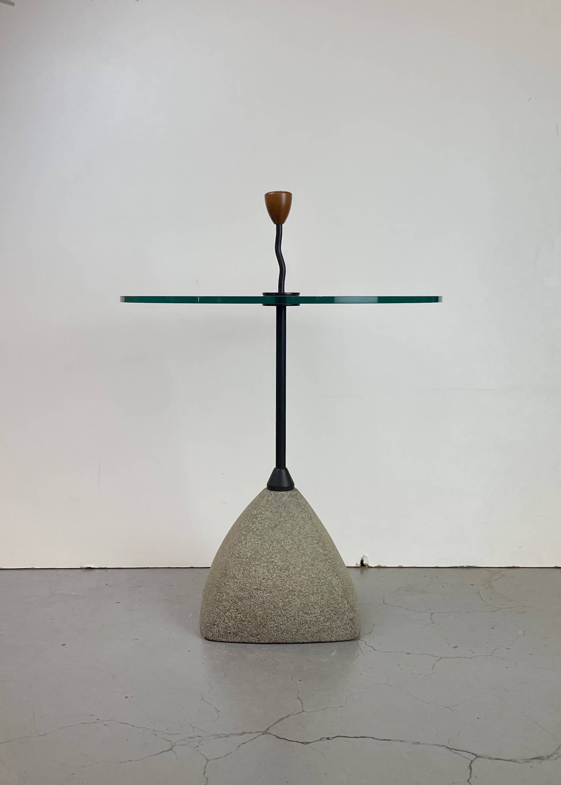 Table d'appoint post-moderne dans le style d'Ettore Sottsass, Italie, années 1980.