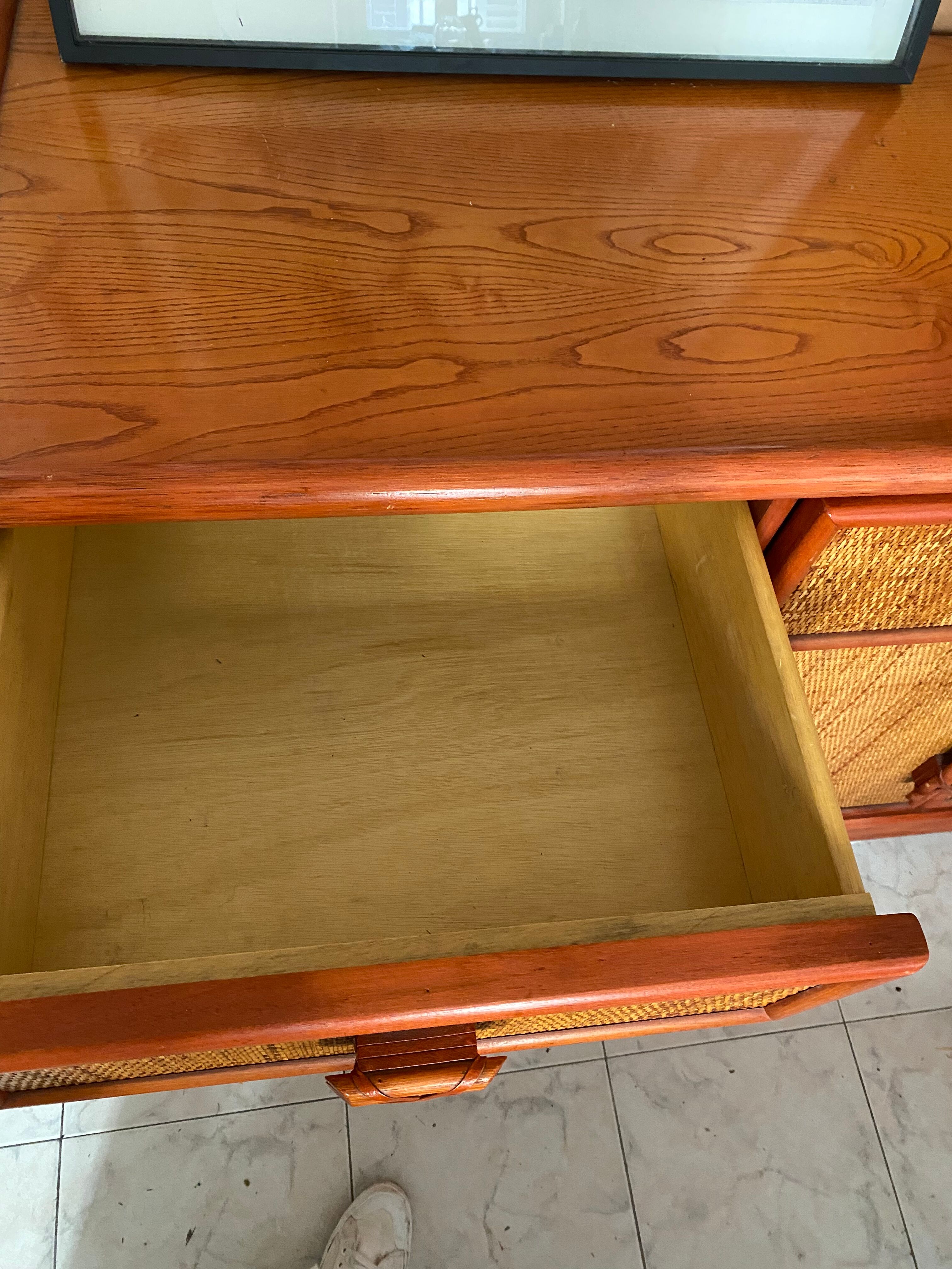 Buffet en bois ornement en rotin