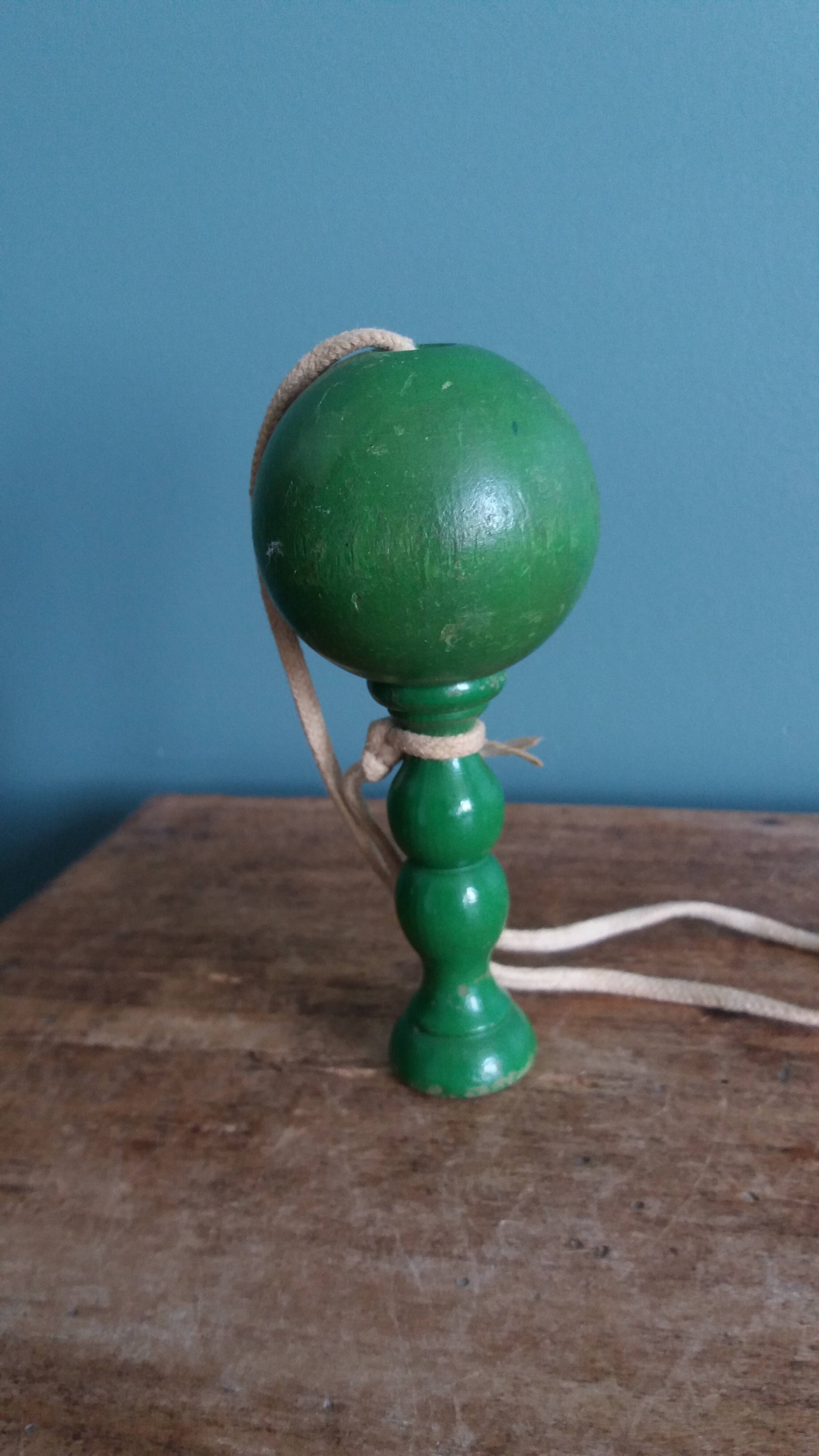 Bilboquet ancien jouet en bois laqué vert