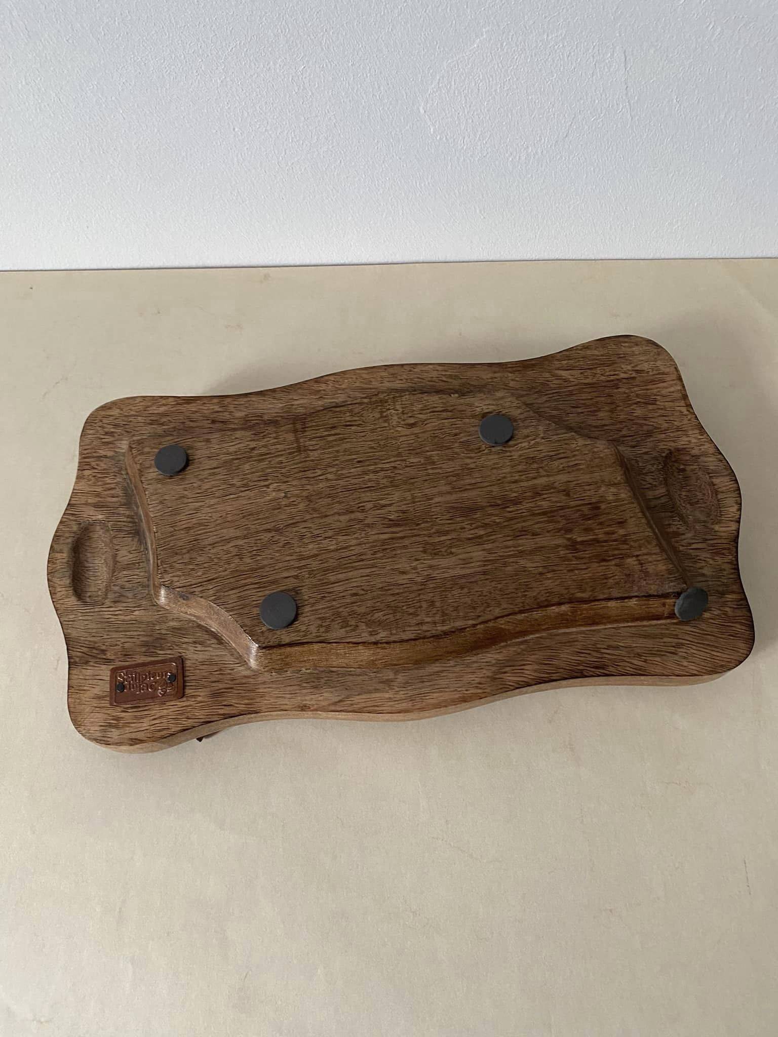 Small tray or pocket emptier in mango wood with carved flowers (edelweiss).