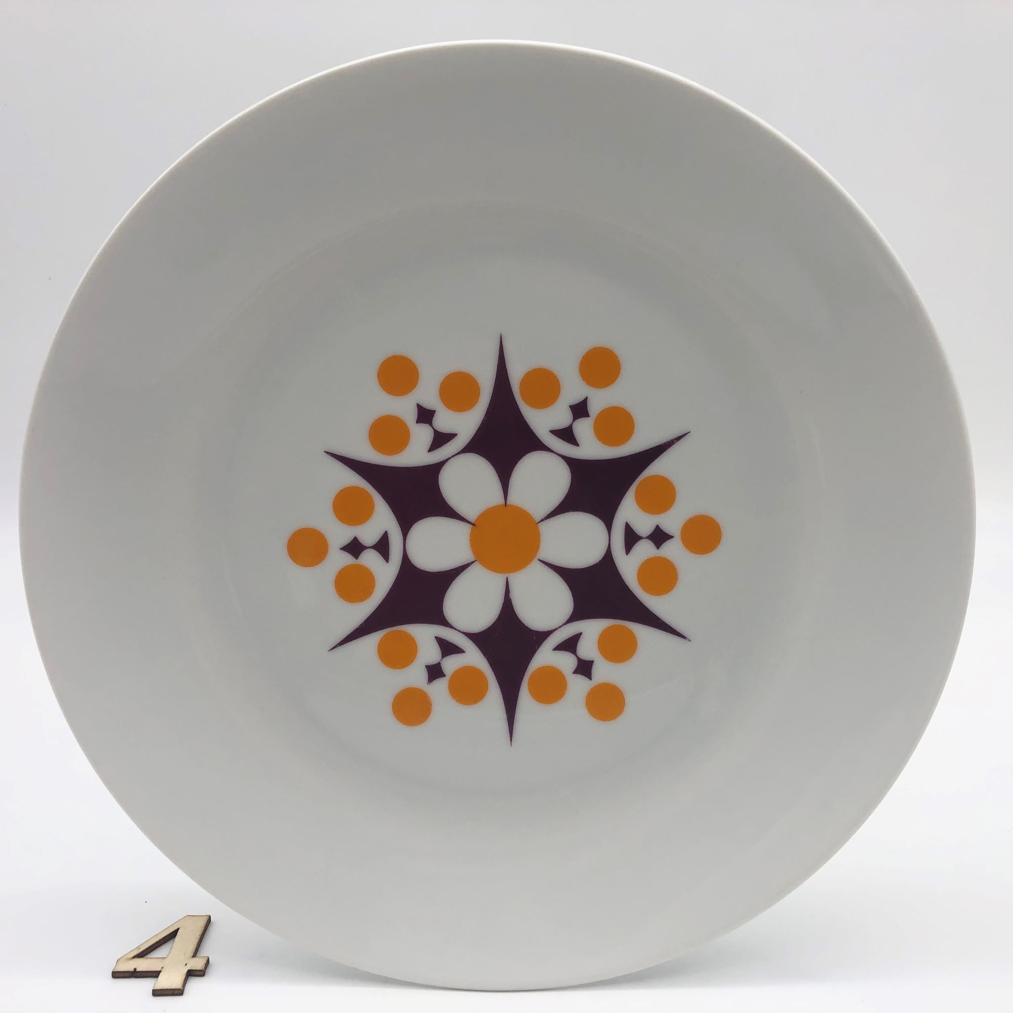 6 assiettes plates en porcelaine de bohème, 1970s, TK Thun -Tchécoslovaquie