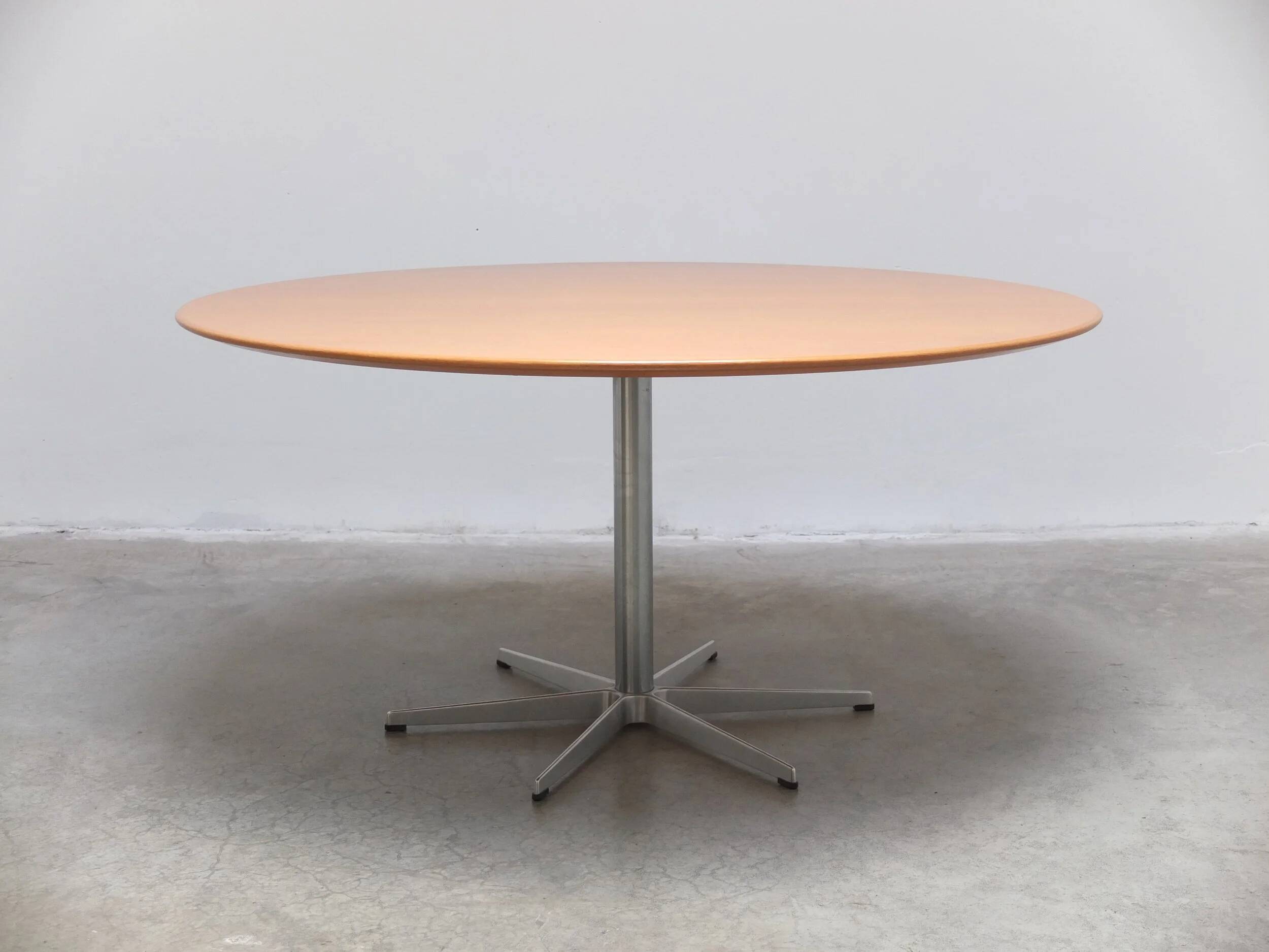 Large 'circular' oak dining table by Arne Jacobsen for Fritz Hansen, 1966