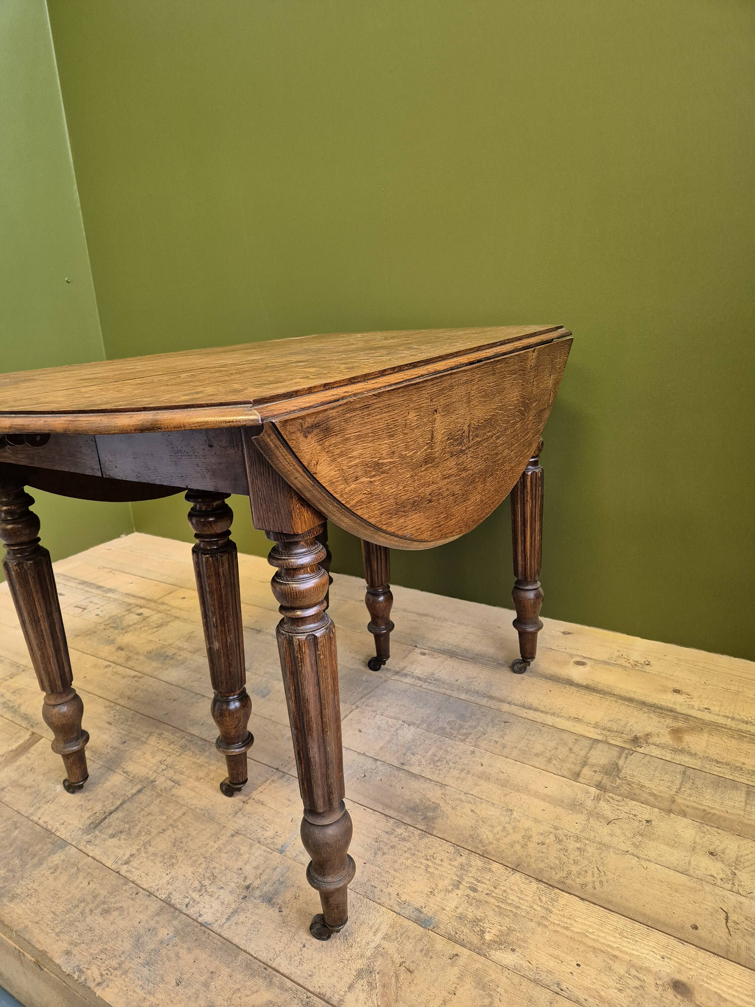 Round/rectangle table with extensions on casters