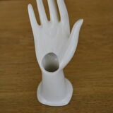 Main baguier blanche