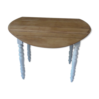 Oval table with beaded grey patinated flaps, wooden tray
