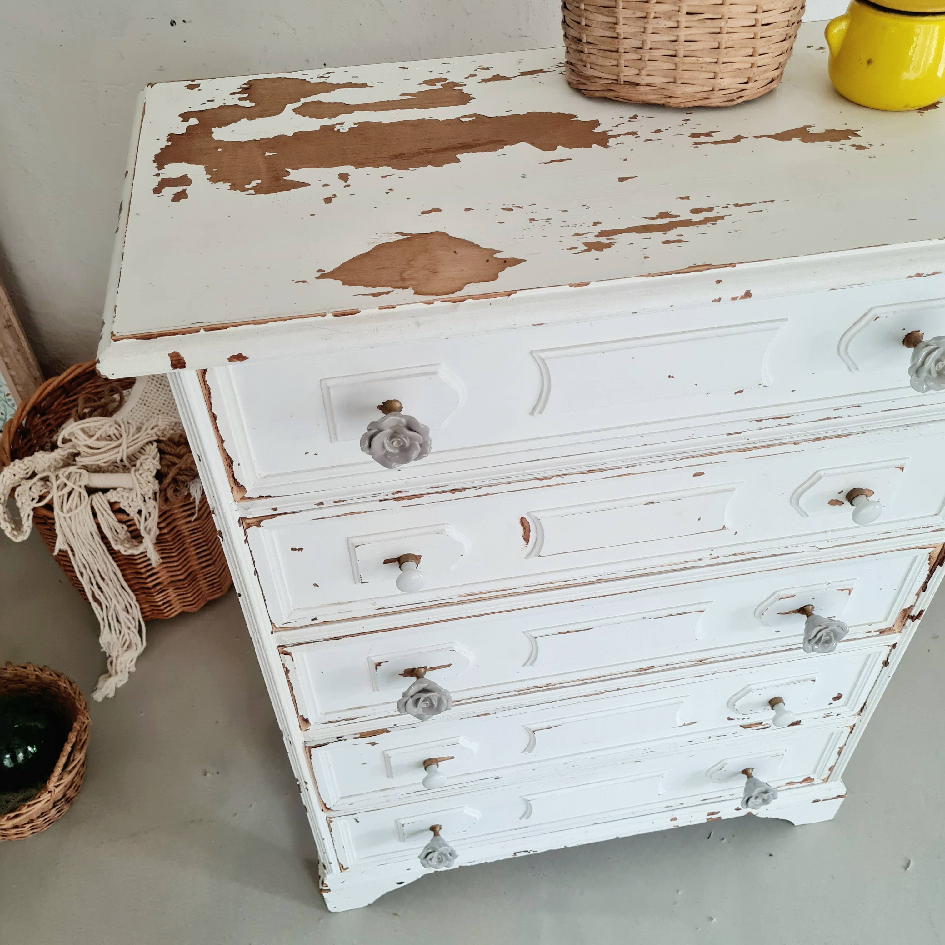 Commode haute blanche patinée