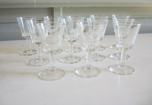 Service of 33 glasses on foot and carafe