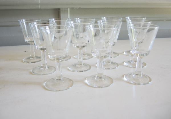 Service de 33 verres à pied et carafe