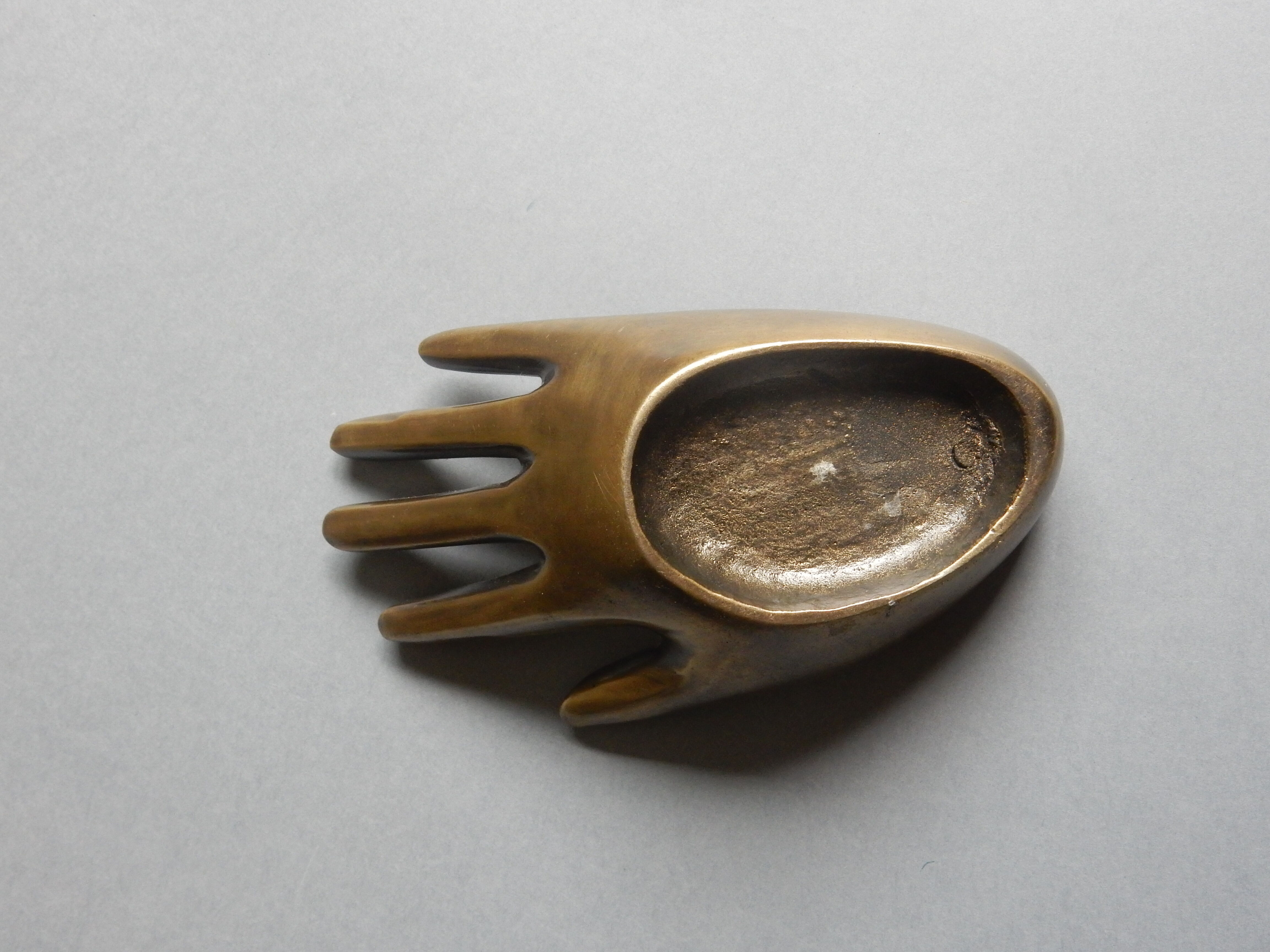 Empty-pocket brass hand