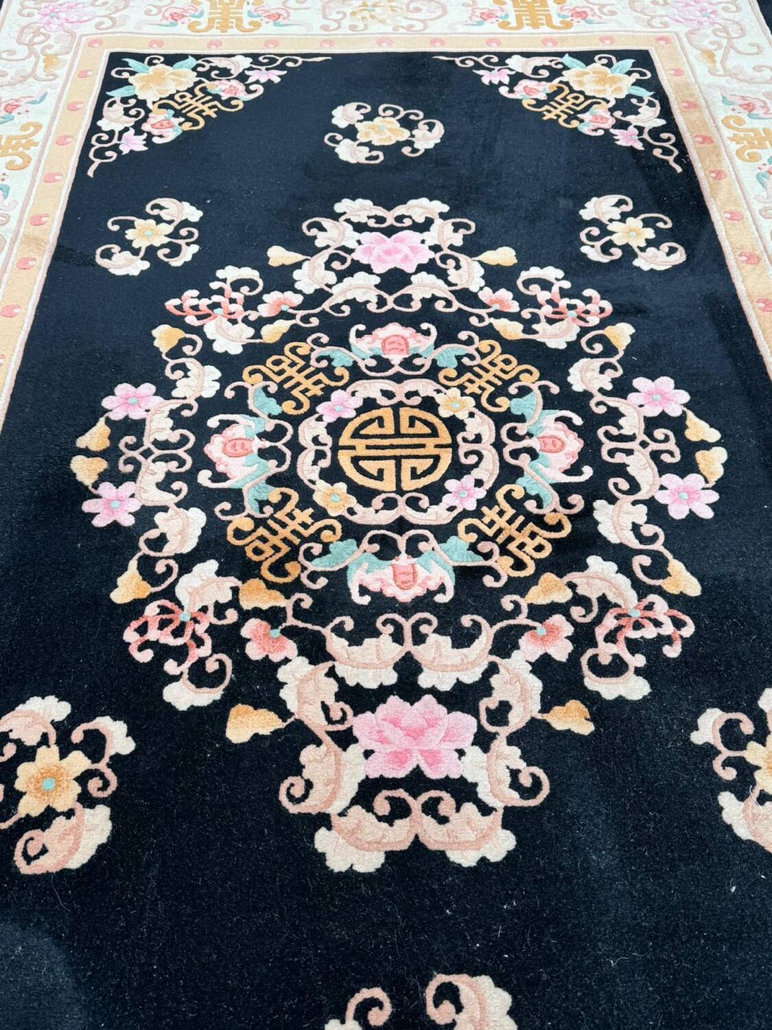 Superb vintage Chinese rug in black wool. Beijing, circa 1950
