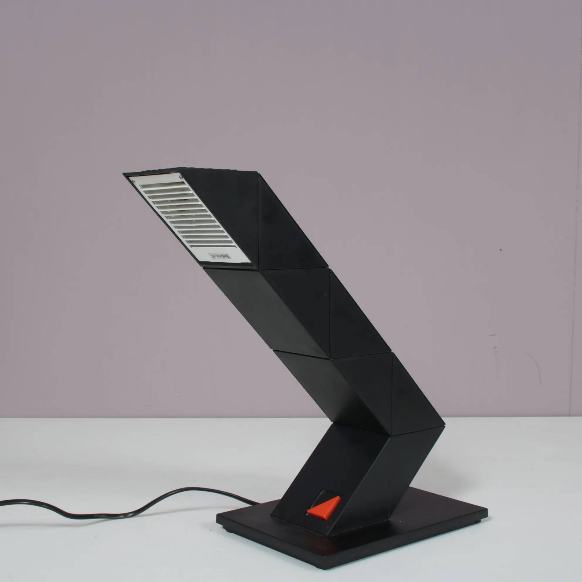 Lampe de bureau « Zig Zag » des années 1980, conçue par Shui L. D. Chan pour New Horizons, Hong Kong.