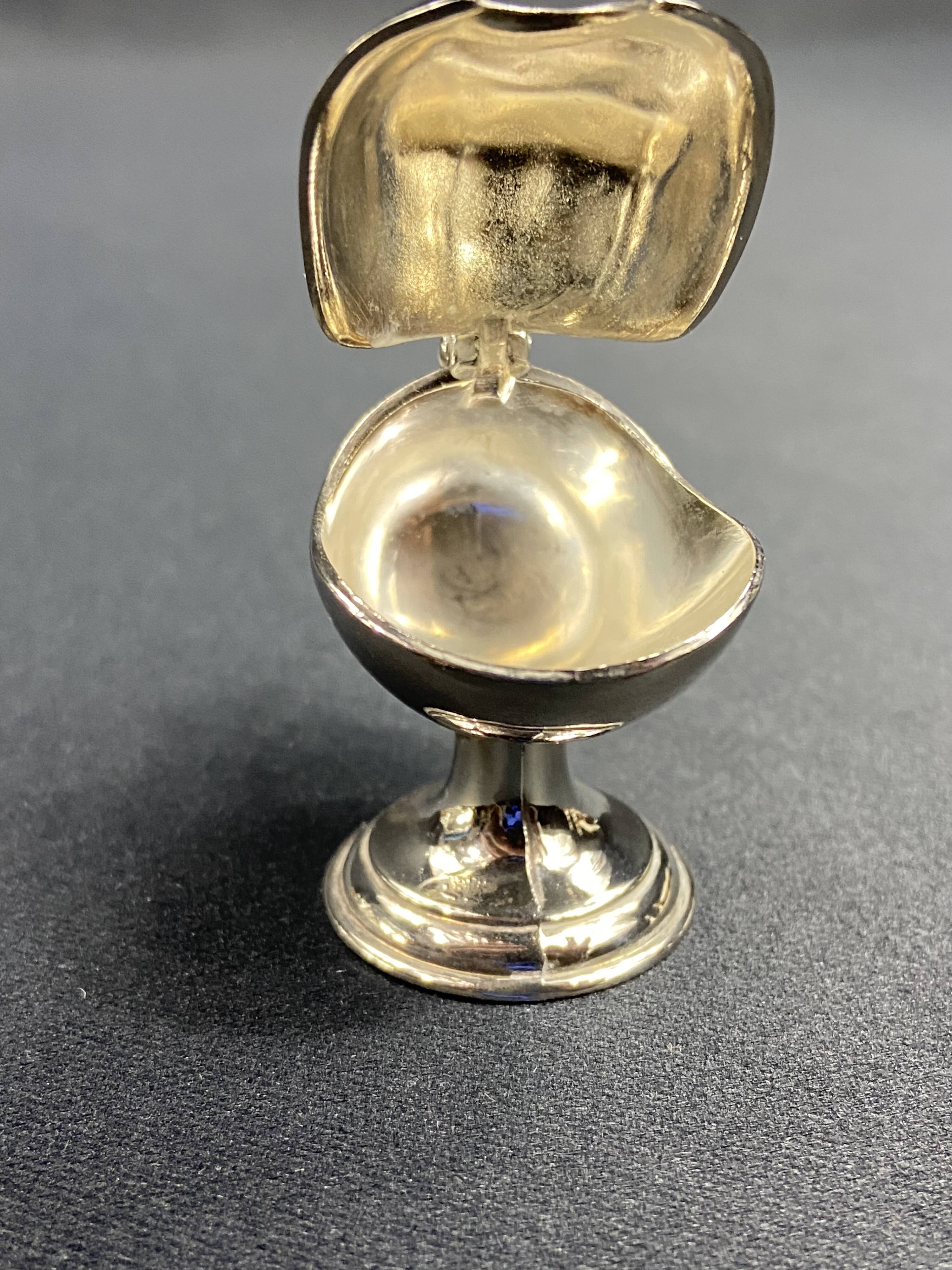 Individual ashtray with metal clasp