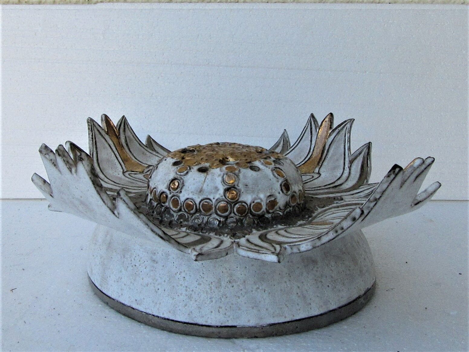 Dive white and gold ceramic flowers