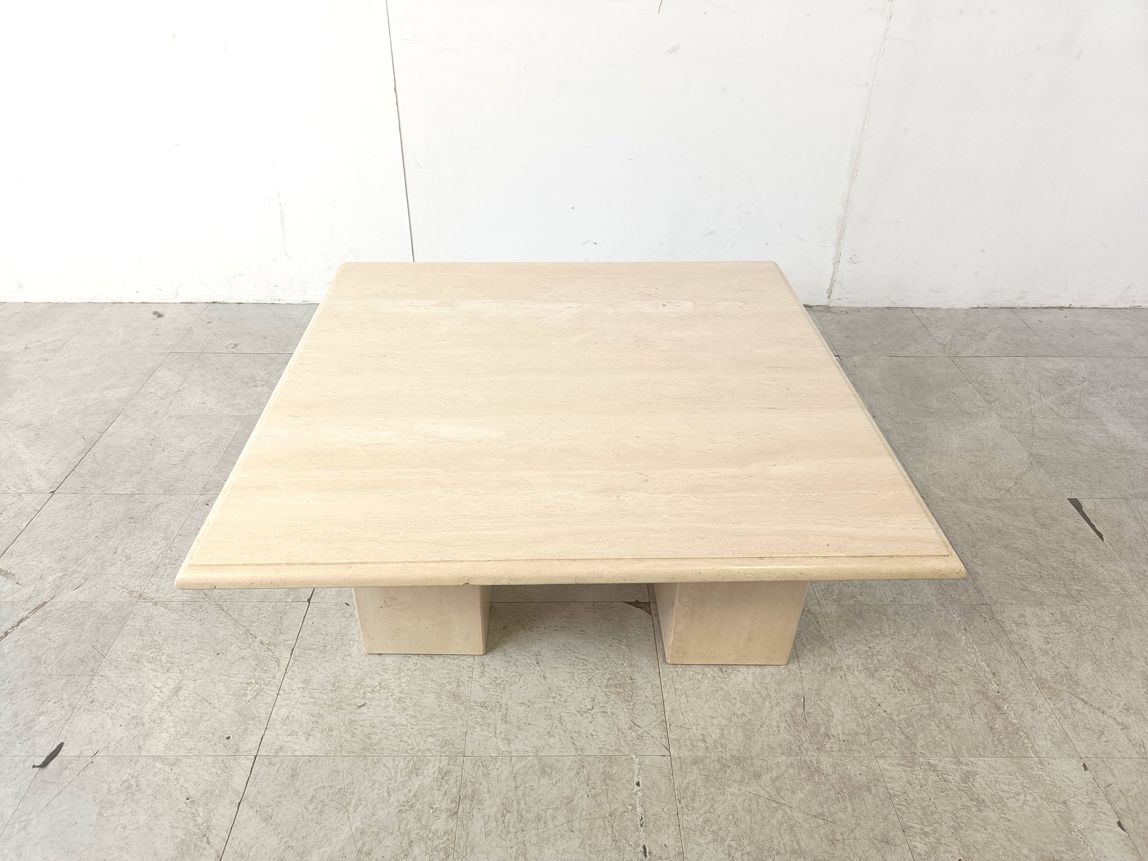 Table basse en travertin années 1970, Italie